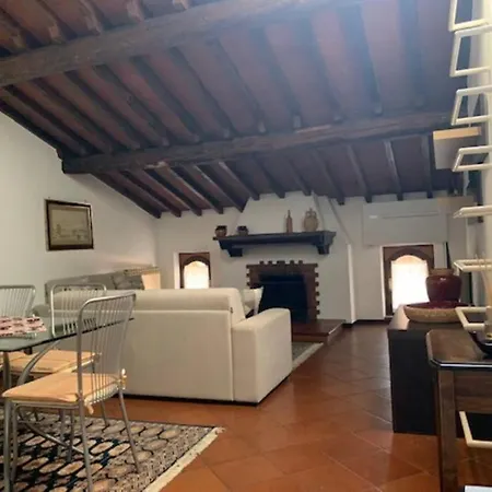 Appartamento Daisy House: Attic In The Historical Center Salò